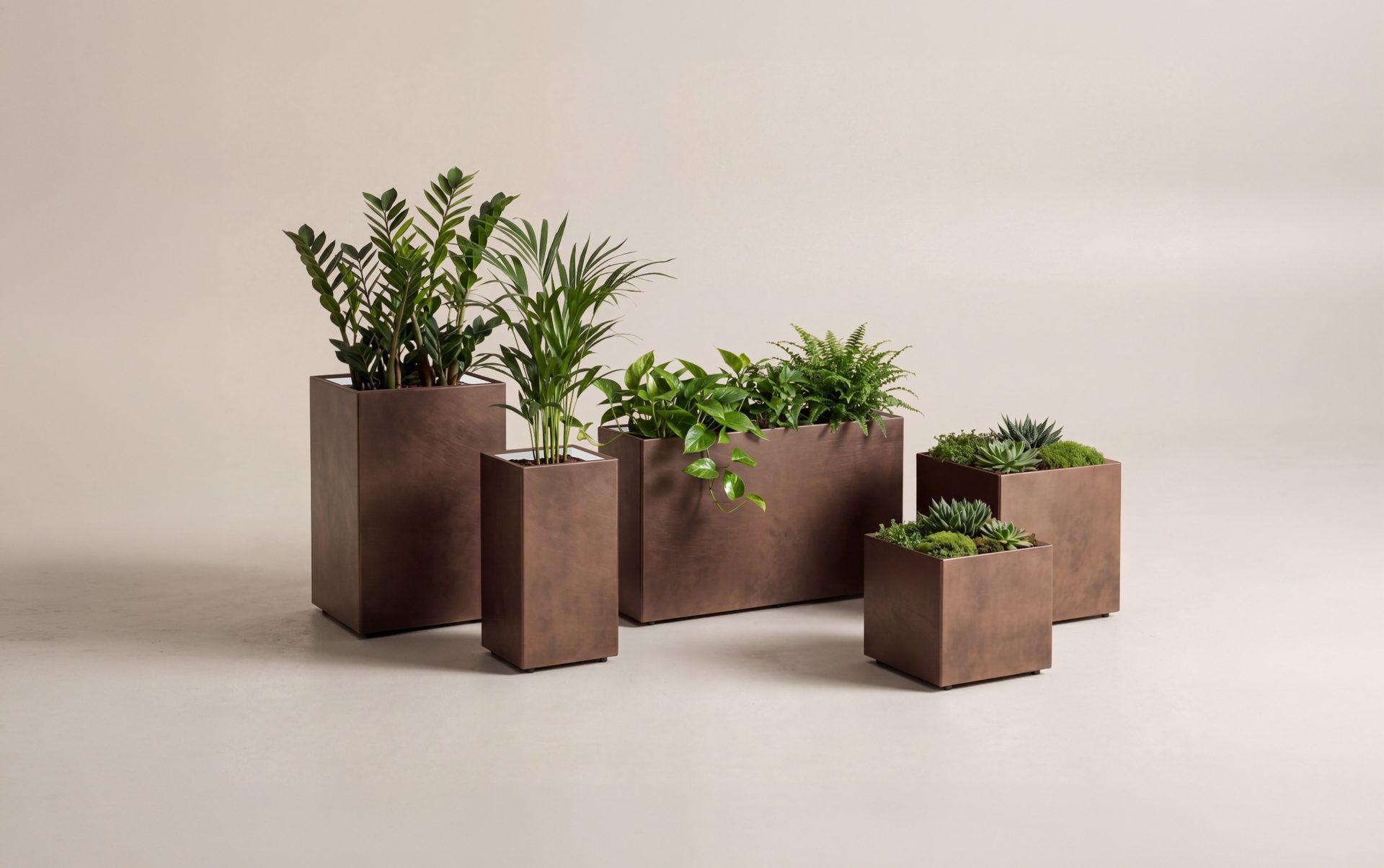 Composizione di fioriere Metal Flower effetto corten con piante verdi