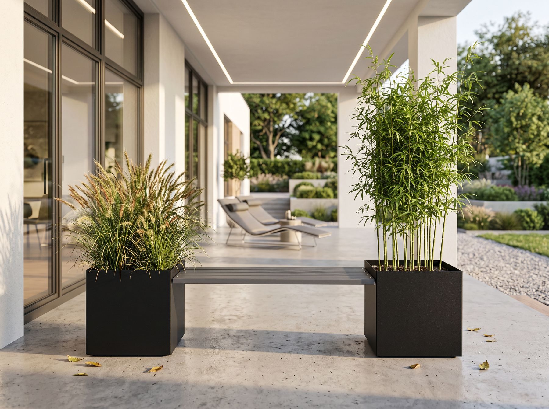 Panca fioriera Metal Flower su terrazzo