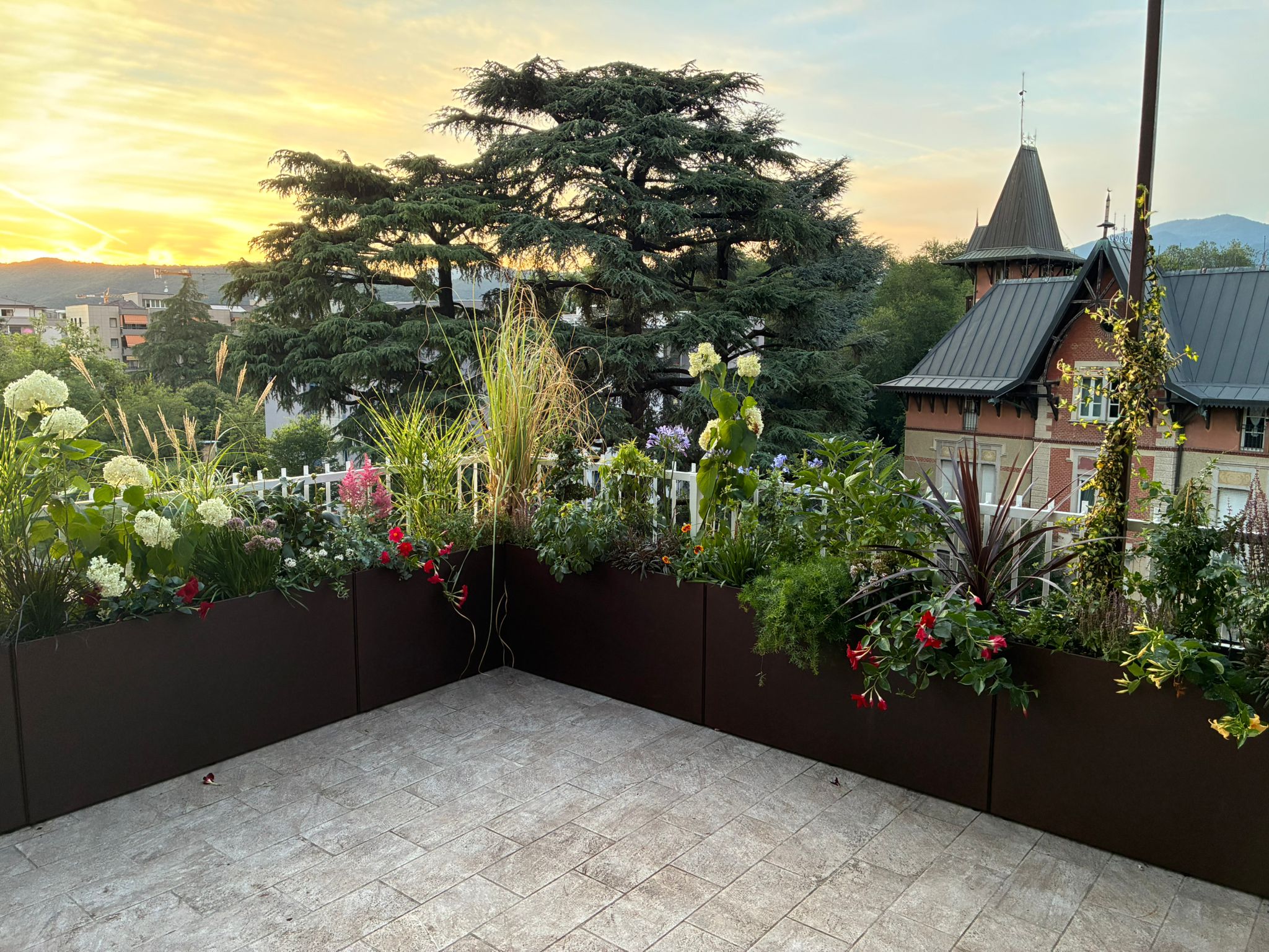 Terrazzo al tramonto con fioriere MetalFlower corten