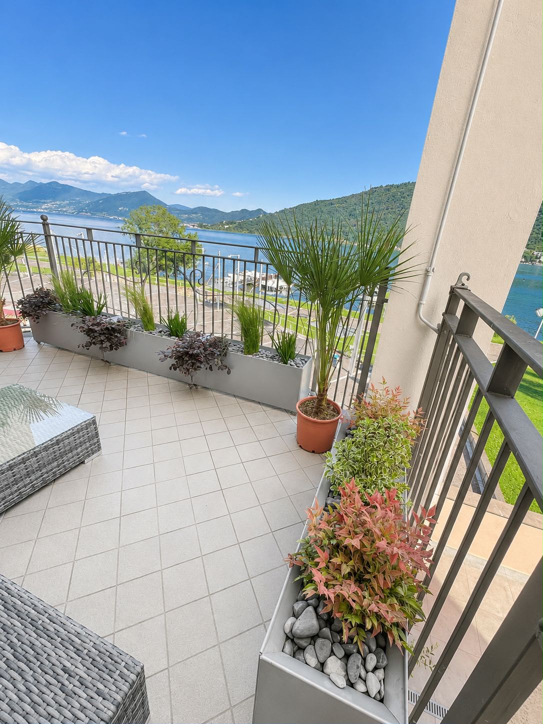 Fioriere MetalFlower su terrazzo con vista lago