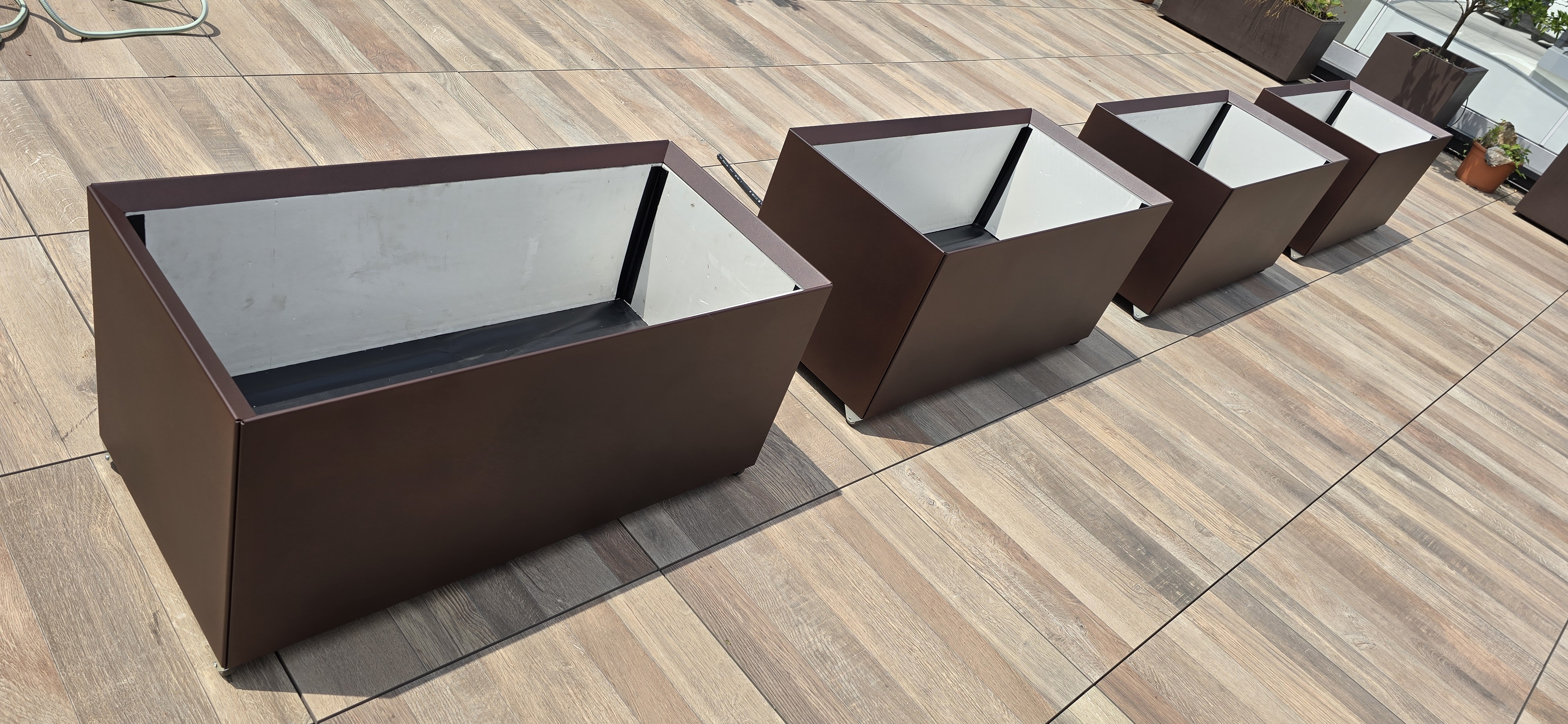 Fioriere MetalFlower corten allineate prima dell'installazione